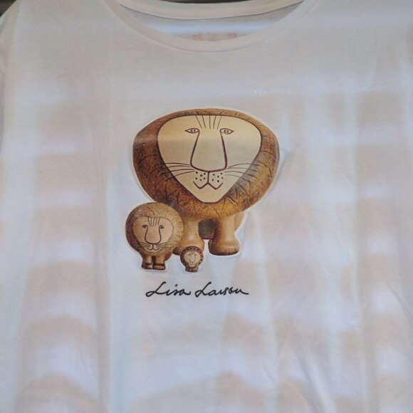 Women`s Lisa Larson White Shirt w/ logo  Large In great Condition w/ minor flaws - Picture 2 of 4